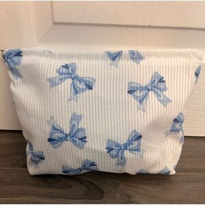 NWT cute bow cosmetics bag